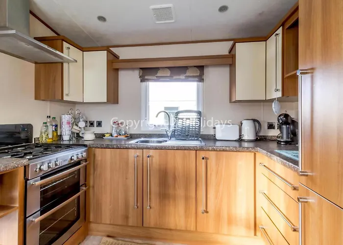 Lovely Caravan For Hire With Decking At Skipsea Sands In Yorkshire Ref 41015Wf