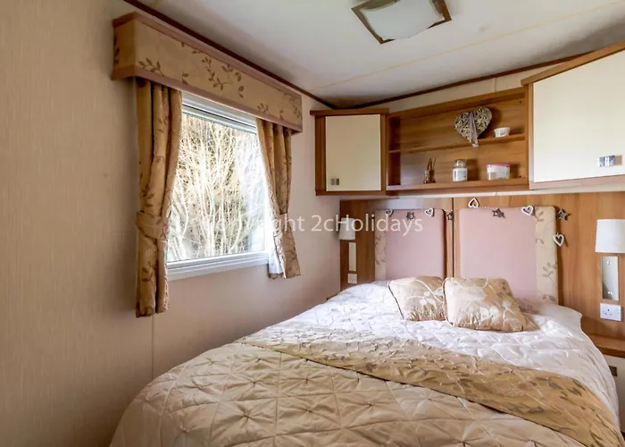 Lovely Caravan For Hire With Decking At Skipsea Sands In Yorkshire Ref 41015Wf