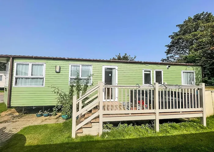 Lovely Caravan For Hire With Decking At Skipsea Sands In Yorkshire Ref 41015Wf