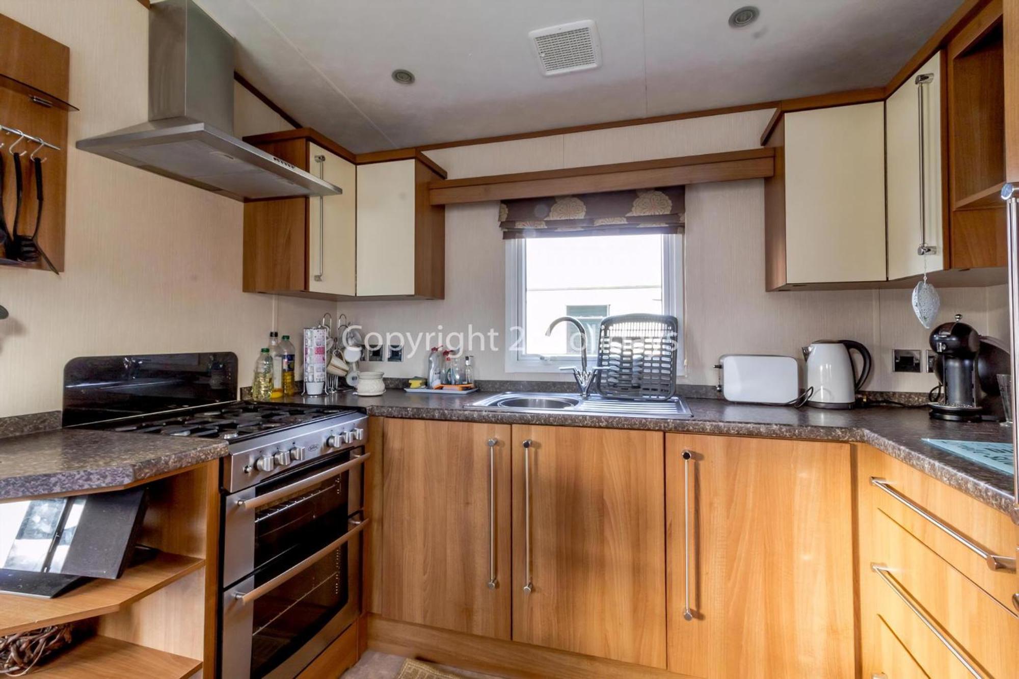 Lovely Caravan For Hire With Decking At Skipsea Sands In Yorkshire Ref 41015wf Barmston