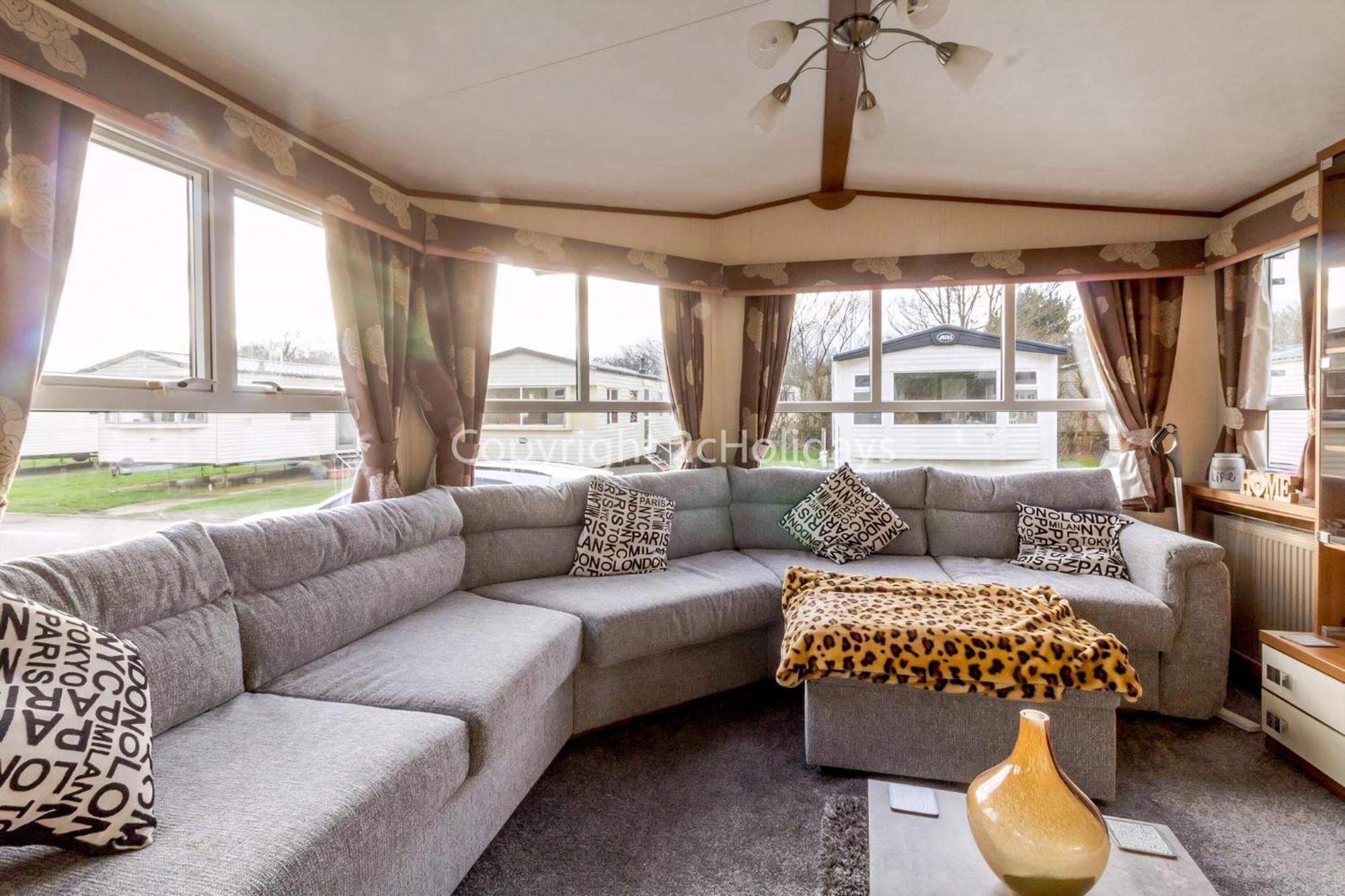 Campsite Lovely Caravan For Hire With Decking At Skipsea Sands In Yorkshire Ref 41015wf *