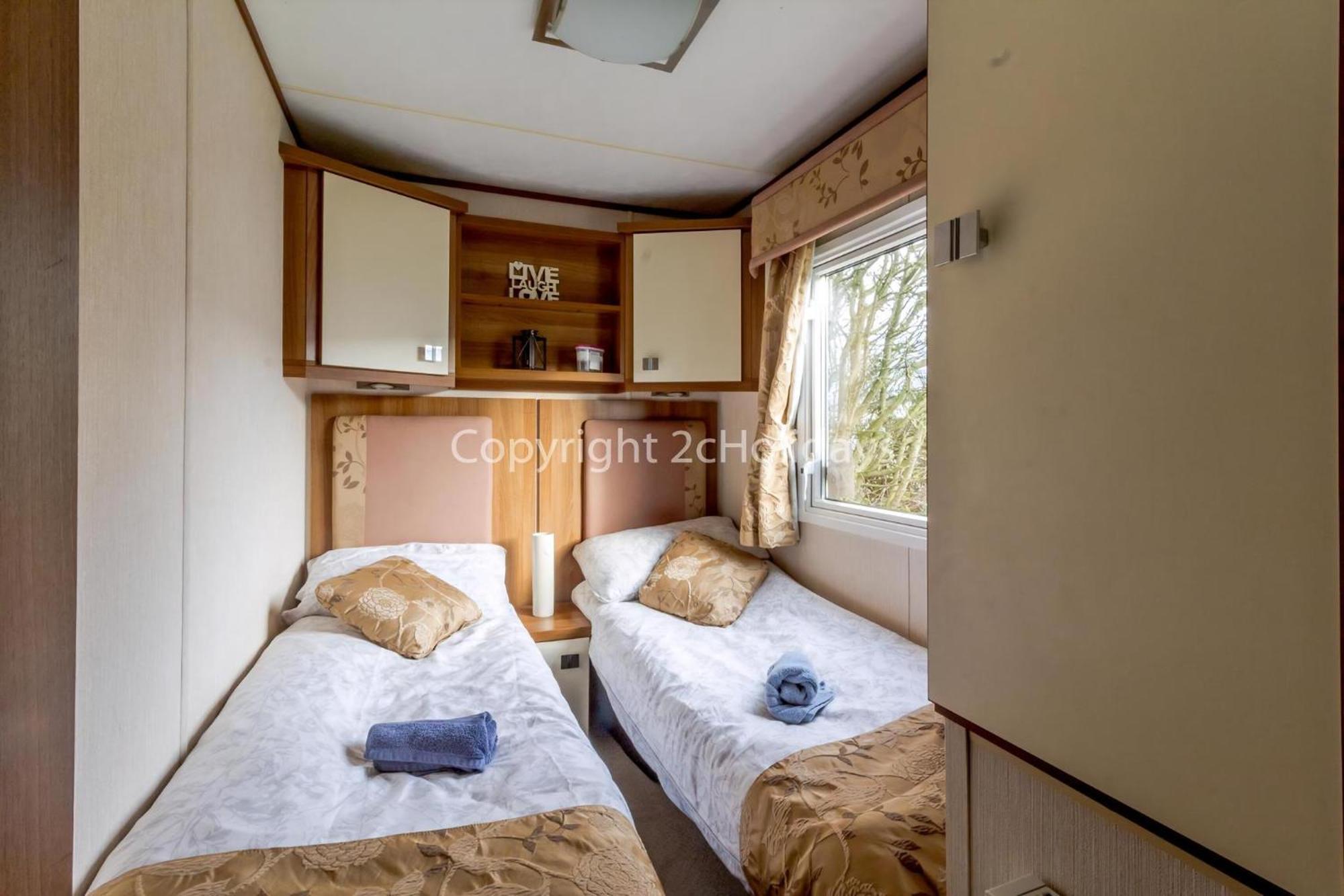 Lovely Caravan For Hire With Decking At Skipsea Sands In Yorkshire Ref 41015wf Campsite